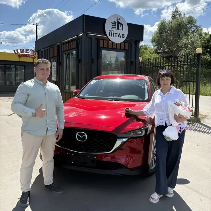 Красная Mazda CX-5 — выдача автомобиля клиенту в офисе АвтоШТАБ