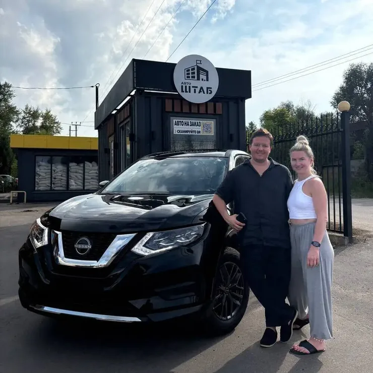 Чёрный Nissan X-Trail — выдача автомобиля клиенту в офисе АвтоШТАБ