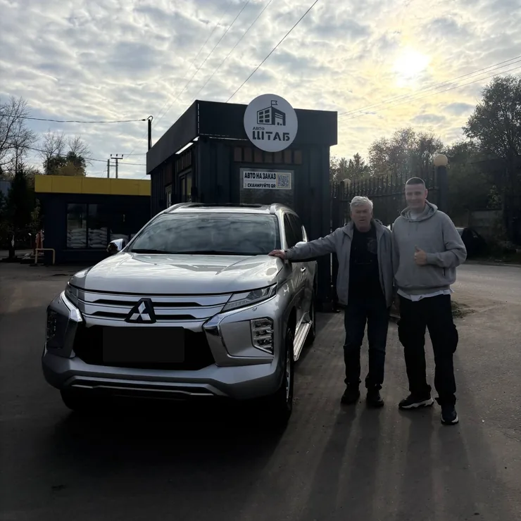 Серебристый Mitsubishi Pajero Sport 2023 — клиент Александр, Ессентуки, у офиса АвтоШТАБ